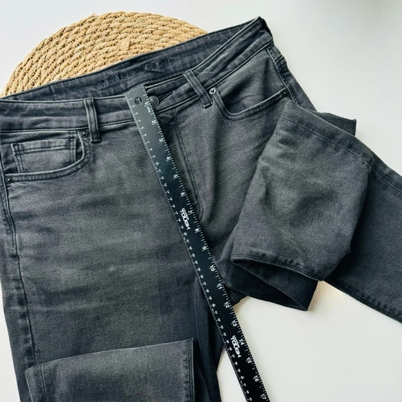 American Eagle Highest Rise Distressed Black Wash Denim Mom Jeans Size 8 - Picture 4 of 9